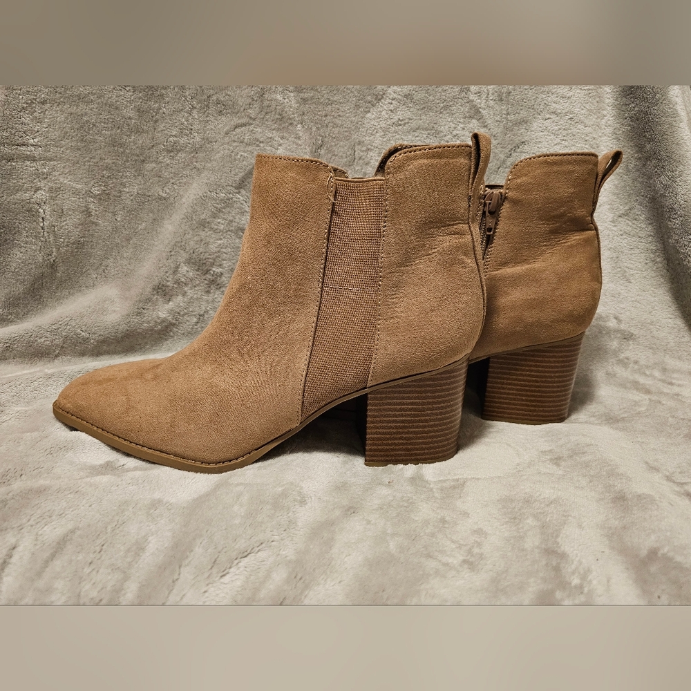Style + Co Aloraa Taupe Ankle Boots NIB Chic Gore Stacked Heel Tan Neutral Brown